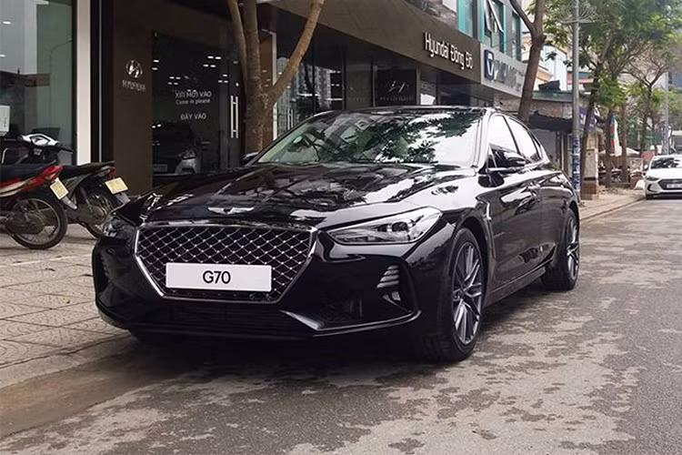 Genesis G70 2018 tại đại lý có giá khoảng 1,7 tỷ đồng, cao hơn BMW 3-Series 320i (F30) có giá tham khảo từ 1,319 - 1,509 tỷ đồng hay ngang tầm giá Mercedes-Benz C250 Exclusive (W205) với giá 1,729 tỷ đồng (Mức giá tham khảo tháng 4/2018). Có thể thấy, G70 có mức giá không rẻ hơn so với các đối thủ trong cùng phân khúc tại Việt Nam.
