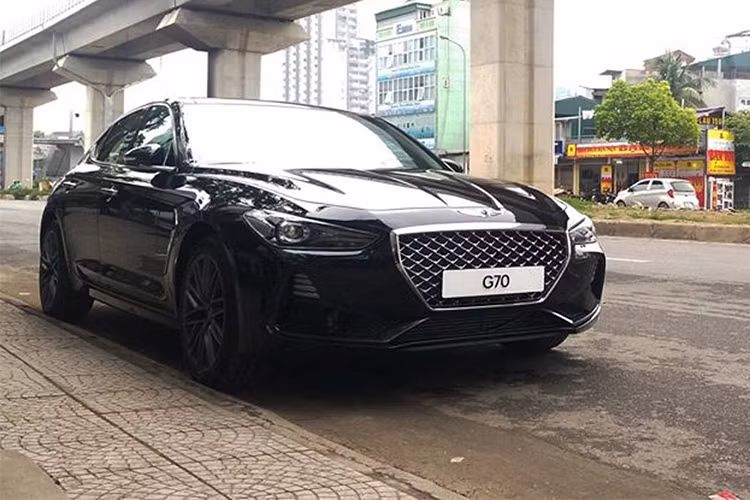 Ở thế hệ mới, mẫu xe sang Genesis G70 2018 được nhà sản xuất xe hơi Hyundai tại Hàn Quốc tái thiết kế mang đến phong cách thể thao trẻ trung, năng động. Xuyên suốt ngoại hình là những đường nét góc cạnh.