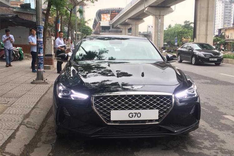 Phần đầu xe sở hữu lưới tản nhiệt có dạng kim cương nổi bật nối liền 2 cụm đèn pha dạng Bi-Xenon và logo G70 được đặt gần sát mép dưới của lưới tản nhiệt, hốc hút gió lớn nhằm tăng tính khí động học. Nắp ca-pô và hai bên sườn của xe là những đường gân nổi đầy “cơ bắp”.