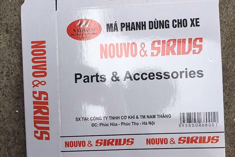 Ngoài ra còn có 110 bộ má phanh thành phẩm có chữ Yamaha đã đóng hộp, bên ngoài vỏ hộp ghi sản xuất tại Công ty TNHH Cơ khí và thương mại Nam Thắng (địa chỉ: Phúc Hòa, Phúc Thọ, Hà Nội).