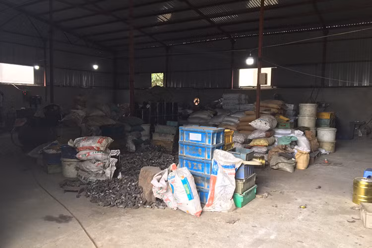 Tại thời điểm kiểm tra, cơ sở kinh doanh trên đang hoạt động gia công sản xuất má phanh các loại; đồng thời, tại cơ sở đang có 500 chiếc xương má phanh nhái Yamaha.