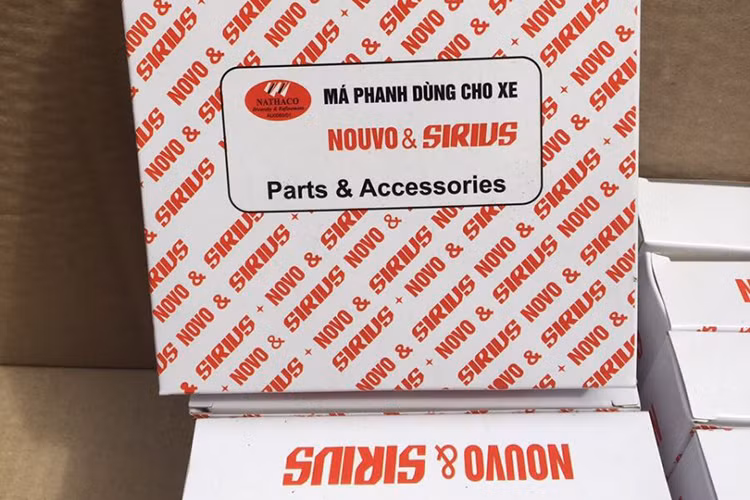Toàn bộ số hàng hóa này chủ cơ sở chưa xuất trình được hóa đơn chứng từ, có dấu hiệu giả mạo nhãn hiệu Yamaha được bảo hộ tại Việt Nam. Đoàn kiểm tra Đội Quản lý thị trường số 1 đã tạm giữ toàn bộ số hàng hóa trên để xác minh làm rõ và xử lý theo quy định.
