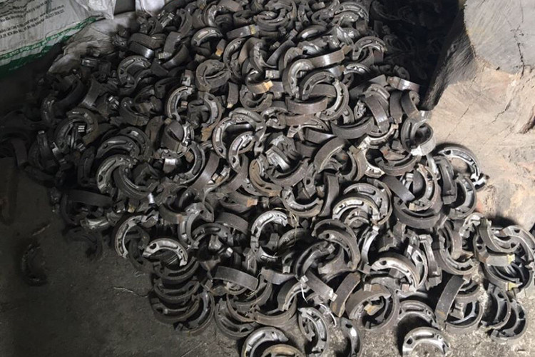 Tại đây có khoảng 120 chiếc xương má phanh cũ có chữ Yamaha đã tẩy má phíp; 310 chiếc xương má phanh cũ có chữ Yamaha đã dán má phíp.