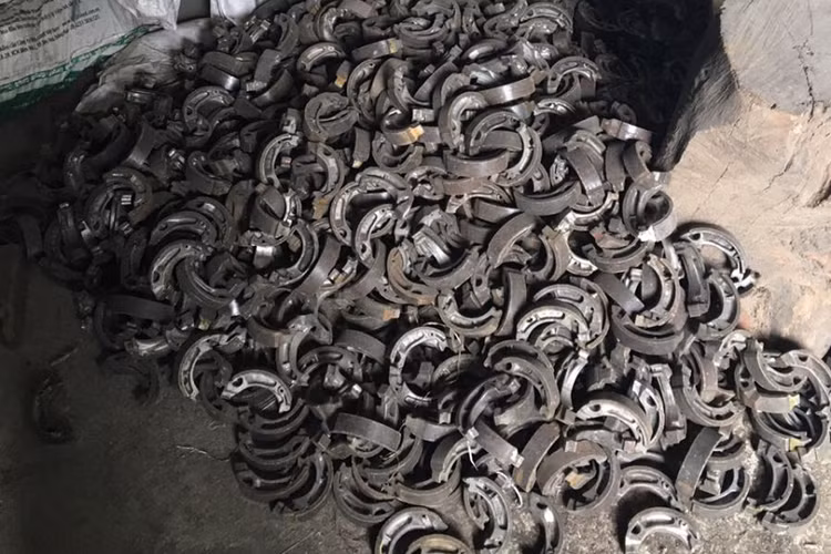 Tại đây có khoảng 120 chiếc xương má phanh cũ có chữ Yamaha đã tẩy má phíp; 310 chiếc xương má phanh cũ có chữ Yamaha đã dán má phíp.