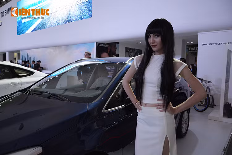 Tại gian hàng BMW, mỗi mẫu xe đều mang phong cách riêng biệt bên cạnh những người mẫu Châu Âu khá đặc biệt và cá tính.
