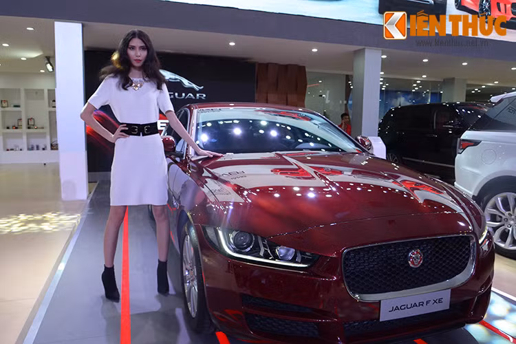 Đến với Triển lãm Ô tô Quốc tế Việt Nam 2015, hãng xe cao cấp đến từ Anh cho ra mắt loạt xe hoàn toàn mới, đặc biệt là chiếc sedan cỡ nhỏ XE và chiếc xe thể thao đầu bảng F-Type R.