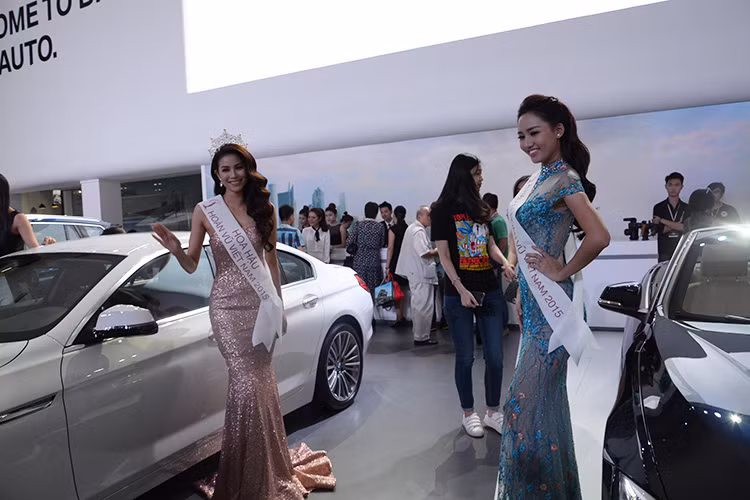 Tại gian hàng BMW, nhà nhập khẩu Euro Auto đã mời Tân Hoa hậu Hoàn Vũ Việt Nam 2015 Phạm Hương và Á hậu Ngô Trà My cùng xuất hiện trong các màn trình diễn. Được biết, cả hai đều đã sở hữu thương hiệu của nhà phân phối Euro Auto tại Việt Nam.