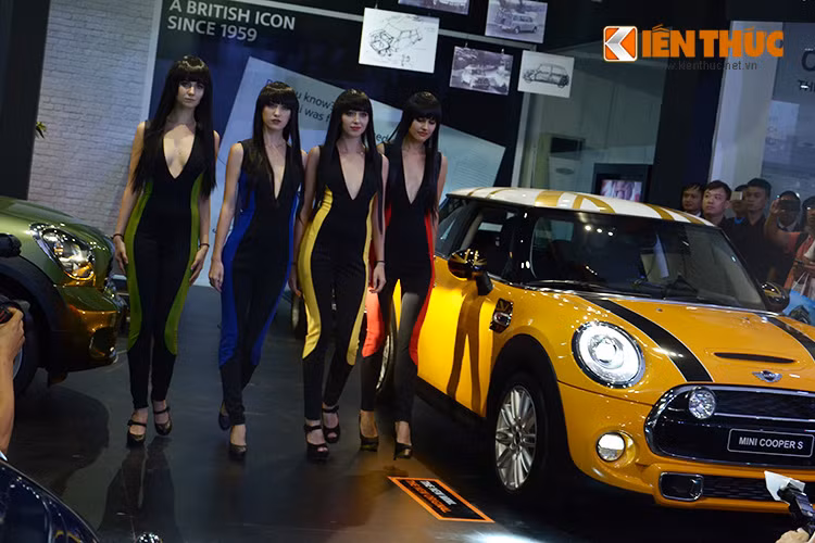 Thương hiệu MINI cực chất với dàn mẫu Âu nóng bỏng trình diễn theo đúng phong cách thời trang.
