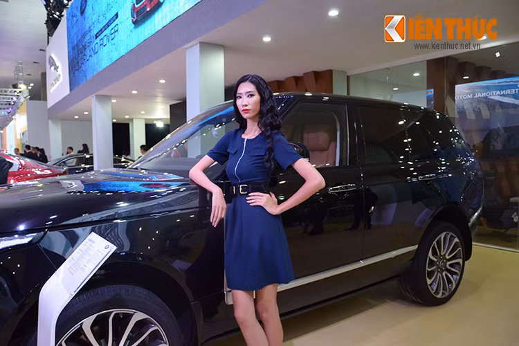 Là thương hiệu xe sang được mở đầu cho tour trình diễn của 9 thương hiệu xe ôtô nhập khẩu tại triển lãm lần này, Jaguar Land Rover đã có màn ra mắt cực kỳ ấn tượng.