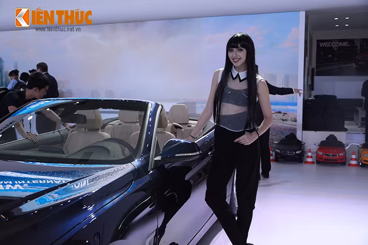 Trưng bày tại gian hàng BMW là chuỗi 8 mẫu xe hùng hậu thuộc nhiều phân khúc đa dạng, từ sedan, MPV đến SUV và cả motosport.