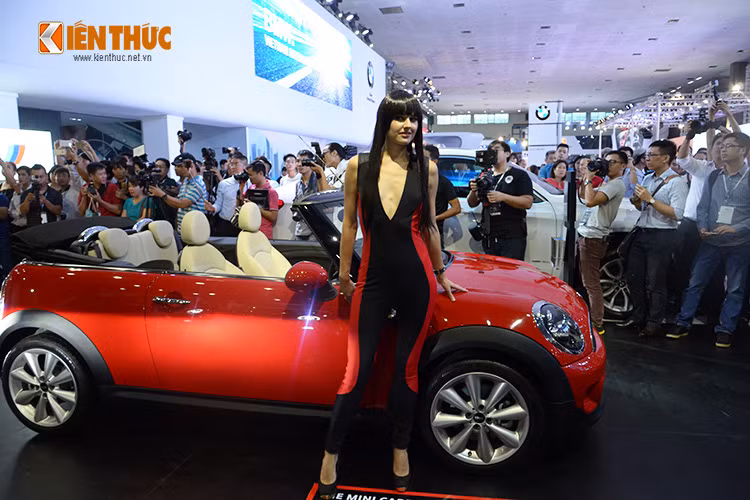 Sự xuất hiện của các cô người mẫu Châu Âu cá tính đã thu hút mạnh giới truyền thông tại gian hàng của MINI.