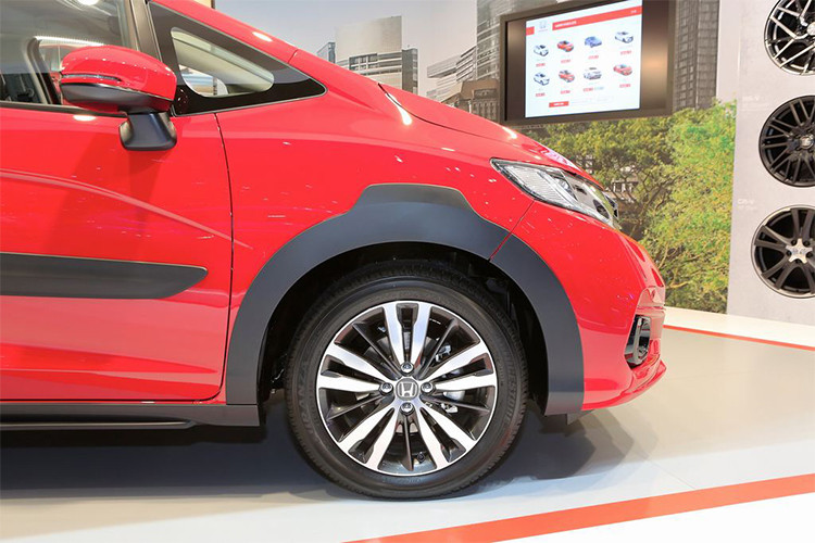 Thêm vào bên trong xe sẽ được trang bị thảm sàn với logo X-Road. Tại thời điểm ra mắt tại triển lãm Geneva Motor Show 2018, Honda không công bố những thông tin chi tiết về trang bị nội thất của xe. Tuy nhiên, qua những hình ảnh được công bố có thể thấy rằng khoang cabin trên phiên bản X-Road có thiết kế tương tự với bản tiêu chuẩn.