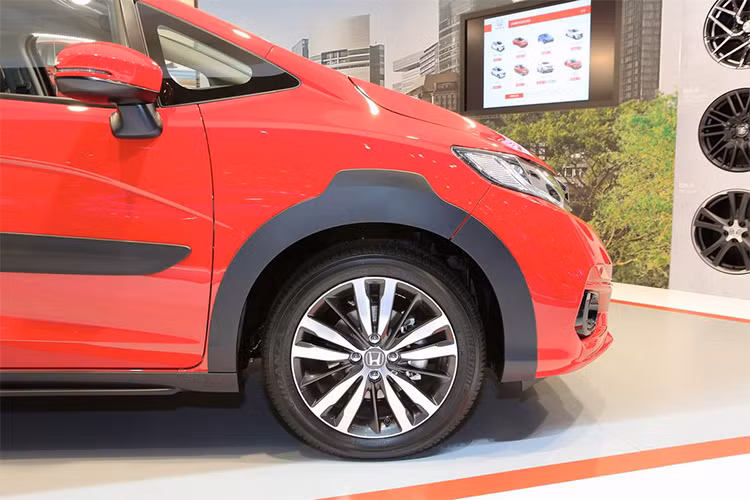 Thêm vào bên trong xe sẽ được trang bị thảm sàn với logo X-Road. Tại thời điểm ra mắt tại triển lãm Geneva Motor Show 2018, Honda không công bố những thông tin chi tiết về trang bị nội thất của xe. Tuy nhiên, qua những hình ảnh được công bố có thể thấy rằng khoang cabin trên phiên bản X-Road có thiết kế tương tự với bản tiêu chuẩn.