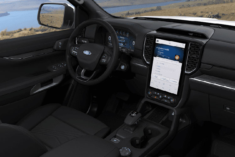 Bên trong, nội thất của Ford Everest 2022 cũng hiện đại hơn rất nhiều. Trên bản cao cấp nhất, xe được trang bị cửa sổ trời toàn cảnh panorama, bảng đồng hồ kỹ thuật số TFT 12 inch sau vô lăng, màn hình giải trí 12 inch đặt dọc đi kèm hệ thống giải trí SYNC 4.