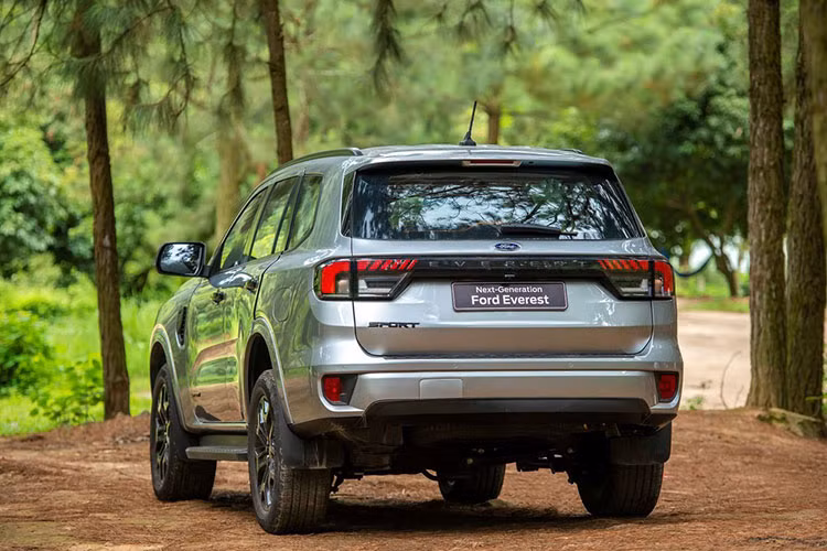 Ở hai bên, các đường gân nổi cứng cáp chạy dọc thân xe, chiều rộng cơ sở lớn hơn giúp các phần vòm bánh xe vồng to, tăng cường sự khỏe khoắn và hiện đại cho thiết kế tổng thể.