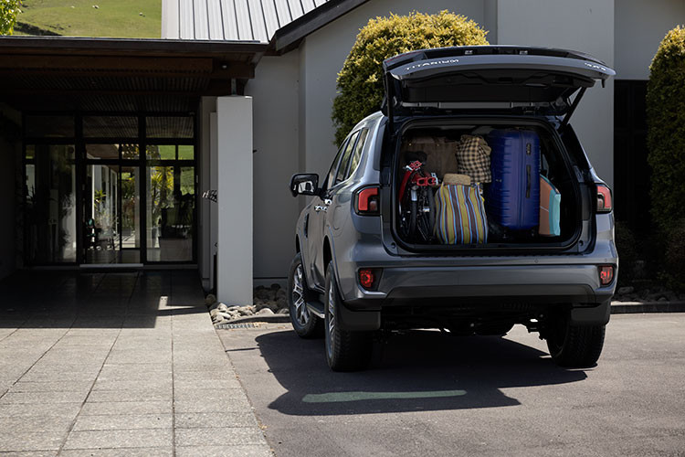 Ở bản Titanium+ cao cấp nhất, xe được trang bị máy dầu, tăng áp kép, dung tích 2.0L tạo ra 207 mã lực và 500 Nm, đi kèm hộp số tự động 10 cấp, hệ dẫn động 4 bánh bán thời gian và hệ thống kiểm soát đường địa hình.