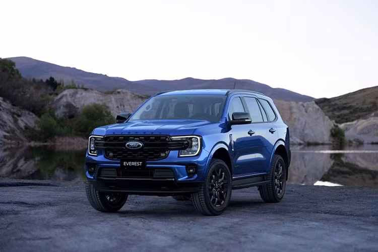 Cuối cùng, công nghệ an toàn của Ford Everest ở thế hệ mới cũng có nhiều điểm nhấn, ví dụ như camera 360 độ, hỗ trợ đỗ xe tự động, cảnh báo điểm mù kết hợp cảnh báo có xe cắt ngang, cảnh báo lệch làn, hỗ trợ duy trì làn đường, cảnh báo va chạm trước, kiểm soát áp suất lốp và 7 túi khí.
