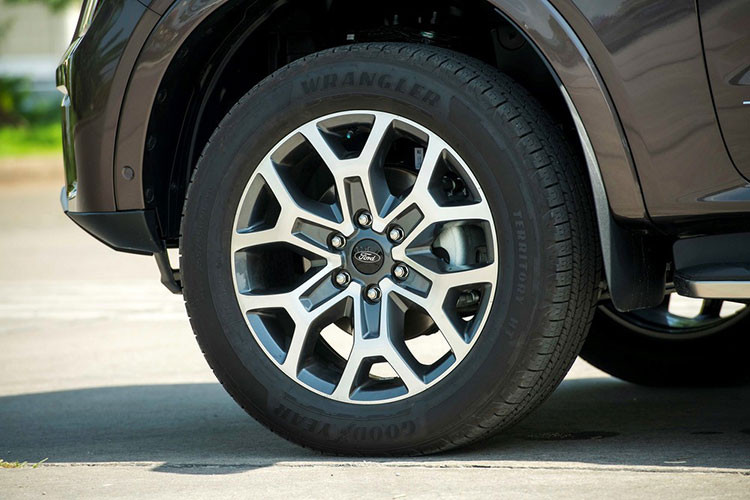 La-zăng của xe có kích thước 18 inch ở bản Ambiente tiêu chuẩn còn 3 bản còn lại đều là loại 20 inch, riêng mâm của 2 bản Titanium là 2 tông màu còn bản Sport là sơn đen.