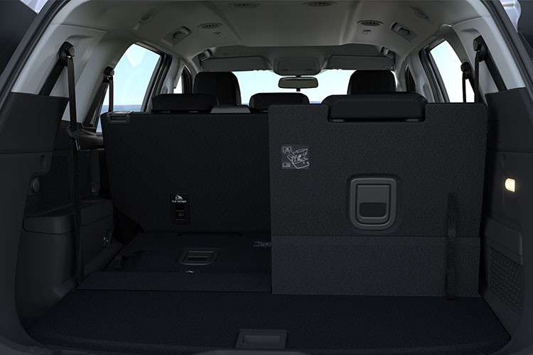 Về khả năng vận hành, Ford Everest 2022 có 2 tùy chọn động cơ. Đầu tiên là máy dầu, tăng áp đơn, dung tích 2.0L trên 3 bản thấp tạo ra công suất tối đa 167 mã lực và mô-men xoắn cực đại đạt 405 Nm, đi kèm hộp số tự động 6 cấp và hệ dẫn động 1 cầu.