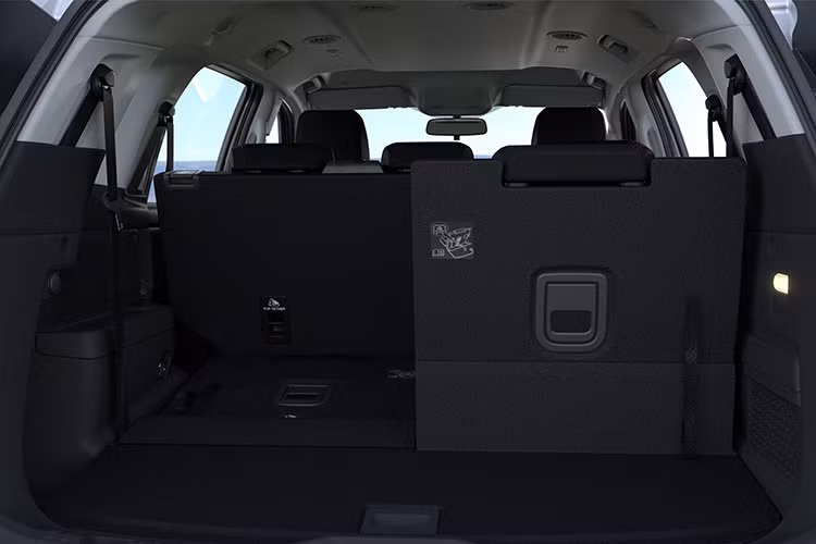 Về khả năng vận hành, Ford Everest 2022 có 2 tùy chọn động cơ. Đầu tiên là máy dầu, tăng áp đơn, dung tích 2.0L trên 3 bản thấp tạo ra công suất tối đa 167 mã lực và mô-men xoắn cực đại đạt 405 Nm, đi kèm hộp số tự động 6 cấp và hệ dẫn động 1 cầu.