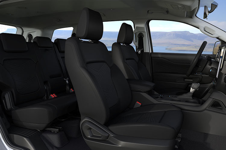 Một số tiện nghi đáng nhắc đến gồm có đề nổ nút bấm, sạc điện thoại không dây, điều hòa tự động, hàng ghế trước chỉnh điện, hàng ghế thứ 3 gập điện (chỉ có trên bản Titanium+).