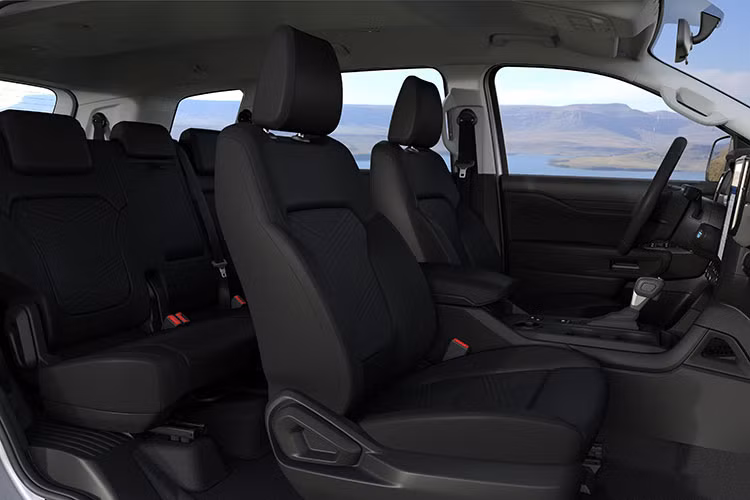 Một số tiện nghi đáng nhắc đến gồm có đề nổ nút bấm, sạc điện thoại không dây, điều hòa tự động, hàng ghế trước chỉnh điện, hàng ghế thứ 3 gập điện (chỉ có trên bản Titanium+).