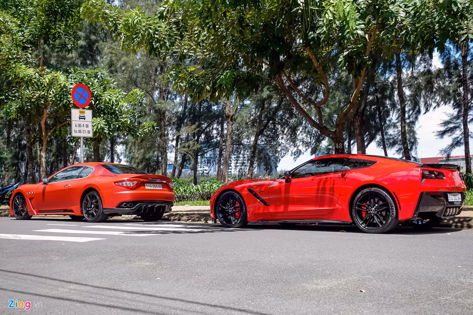 Hai chiếc xe thể thao gây chú ý cả góc phố nhờ màu sắc sặc sỡ.