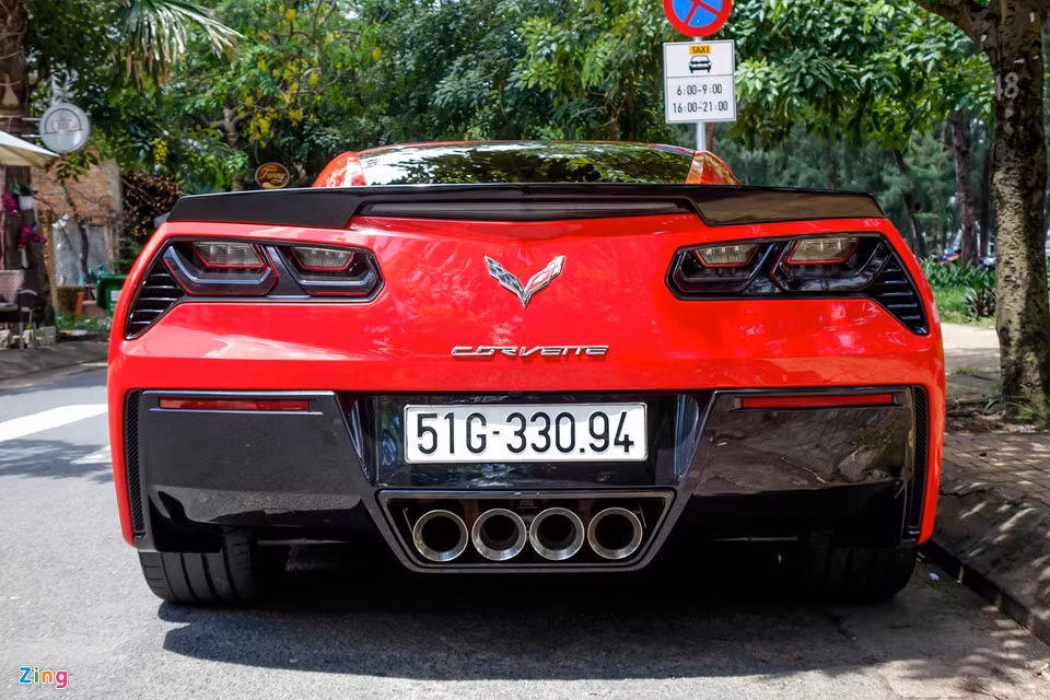 Trái ngược với phong cách lịch lãm của những chiếc xe Italy, Corvette mang vẻ đẹp hung bạo, phá cách kiểu Mỹ. Bốn họng xả cỡ lớn được đặt ở trung tâm cản sau. Chiếc xe được giữ gần như nguyên bản. Mức giá của mẫu xe cơ bắp Corrvette tại Việt Nam là từ 4 đến 6 tỷ đồng.