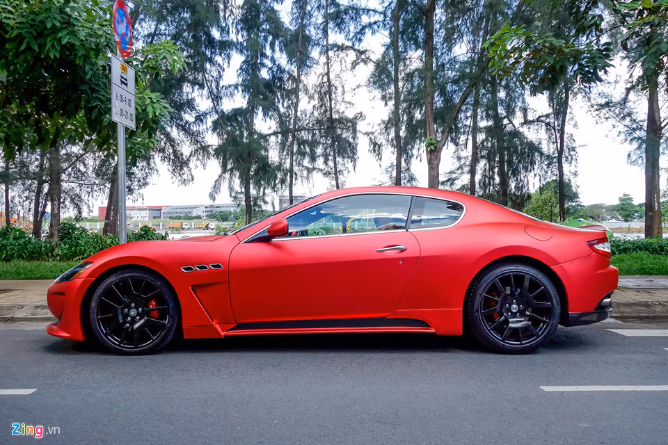 Hông xe cũng được độ bodykit với khe thoát gió ngay sau cản trước, giảm lực cản không khí, đồng thời tăng độ bám đường.