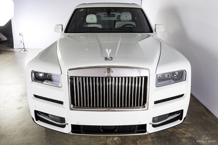Hiện chưa rõ giá xe Rolls-Royce Cullinan của đại gia ngành nhựa này, tuy nhiên theo giới thạo tin thì với một người chơi xe sành sỏi như Minh Nhựa, chắc chắn chiếc xe này sẽ được cá nhân hoá với nhiều chi tiết đặc biệt. Theo nhà phân phối chính hãng Rolls-Royce tại Việt Nam cho biết; giá xe Rolls-Royce Cullinan khi mới về nước sẽ từ 41,277 tỷ đồng, với chế độ bảo hành 4 năm, không hạn chế số km.