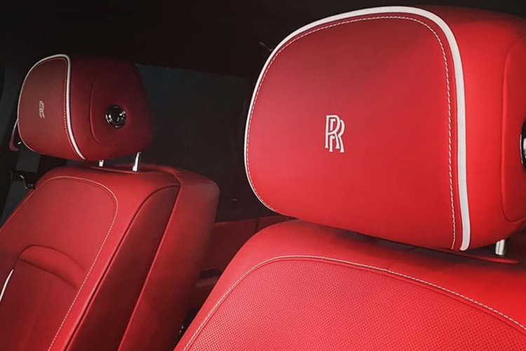 So với những mẫu xe Rolls-Royce khác, Cullinan được trang bị vô lăng dày dặn và nhỏ hơn. Trong khi đó, trên mặt táp-lô lần đầu tiên xuất hiện màn hình cảm ứng trung tâm dành cho hệ thống thông tin giải trí. Nếu không dùng màn hình này, người lái có thể chỉnh hệ thống thông tin giải trí thông qua núm xoay có biểu tượng Spirit of Ecstasy trên cụm điều khiển trung tâm.