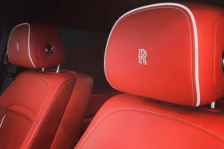 So với những mẫu xe Rolls-Royce khác, Cullinan được trang bị vô lăng dày dặn và nhỏ hơn. Trong khi đó, trên mặt táp-lô lần đầu tiên xuất hiện màn hình cảm ứng trung tâm dành cho hệ thống thông tin giải trí. Nếu không dùng màn hình này, người lái có thể chỉnh hệ thống thông tin giải trí thông qua núm xoay có biểu tượng Spirit of Ecstasy trên cụm điều khiển trung tâm.