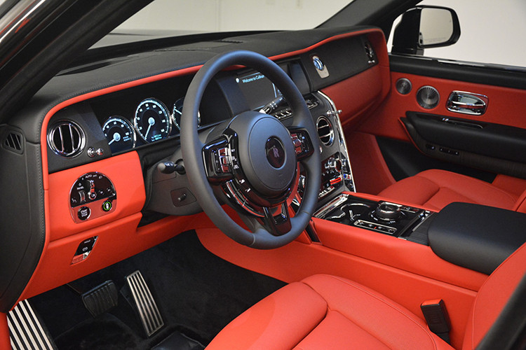 Cũng giống như nguồn gốc của xe, tuỳ chọn khoang nội thất của chiếc Rolls-Royce Cullinan này cũng là một ẩn số. Tuy vậy, cách đây ít lâu, đại gia Minh Nhựa đã từng đăng tải một bức ảnh về khoang cabin của Cullinan với tông màu nội thất đỏ kết hợp viền trắng cực cá tính.