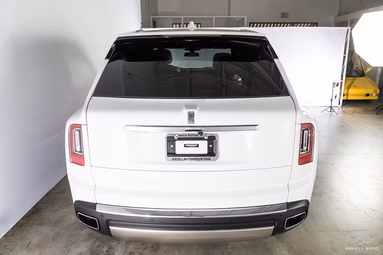 Để cạnh tranh với Bentley Bentayga, Rolls-Royce sẽ sử dụng động cơ tăng áp V12 trên Cullinan, dung tích 6,75 lít, cho công suất tối đa 563 mã lực và mô-men xoắn cực đại 850 Nm. Hộp số tự động 8 cấp. Xe được xây dựng trên kết cấu khung gầm bằng nhôm và hệ dẫn động bốn bánh, đi kèm các trang bị và công nghệ mới nhất.