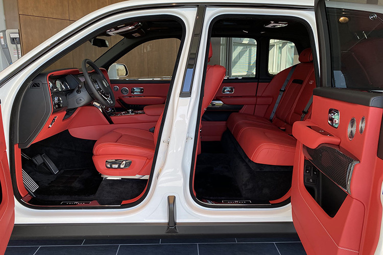 Tương tự mọi mẫu xe sang của Rolls-Royce khác, những gì sang trọng nhất trên Cullinan đều được tập trung ở hàng ghế sau bao gồm cấu hình Lounge Seat với ghế dài truyền thống đủ cho 3 hành khách và có thể gập chỉnh điện. Tiếp đến là cấu hình Individual Seat với 2 ghế thương gia độc lập kèm các phụ kiện đắt tiền...