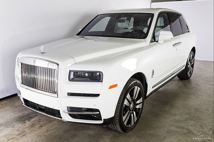 Thực tế, thông tin đại gia siêu xe Minh Nhựa chuẩn bị tậu siêu phẩm Rolls-Royce Cullinan đã xuất hiện từ cách đây nhiều tháng, từ thời điểm anh rao bán các mẫu xe nổi tiếng của mình như SUV hạng sang Range Rover Autobiography hay siêu SUV Lamborghini Urus.