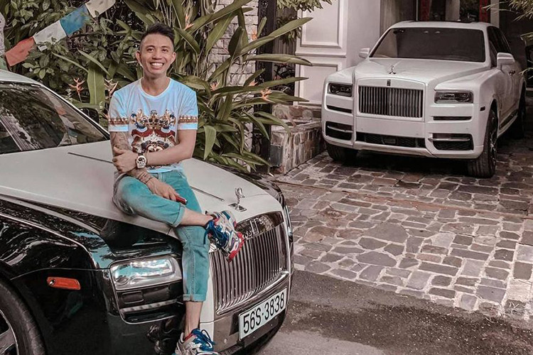 Mới đây, trên trang facebook cá nhân của mình, đại gia Minh Nhựa - một tay chơi xe khét tiếng Việt Nam đã bất ngờ đăng tải bức ảnh chụp chiếc Rolls-Royce Cullinan đời mới đang đậu ngay trong chính garage của căn biệt thự của mình. Kèm theo đó, vị đại gia trẻ cũng dí dỏm chia sẻ dòng trạng thái "Hôm giờ cứ lo lắng sợ chiếc xe vào nhà ko vừa. Nhà thì nhỏ, toàn xe to. Vậy mà cũng ổn..."