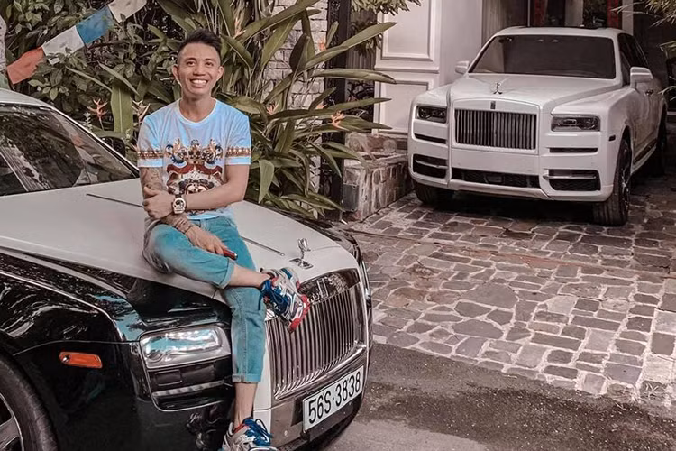 Mới đây, trên trang facebook cá nhân của mình, đại gia Minh Nhựa - một tay chơi xe khét tiếng Việt Nam đã bất ngờ đăng tải bức ảnh chụp chiếc Rolls-Royce Cullinan đời mới đang đậu ngay trong chính garage của căn biệt thự của mình. Kèm theo đó, vị đại gia trẻ cũng dí dỏm chia sẻ dòng trạng thái "Hôm giờ cứ lo lắng sợ chiếc xe vào nhà ko vừa. Nhà thì nhỏ, toàn xe to. Vậy mà cũng ổn..."