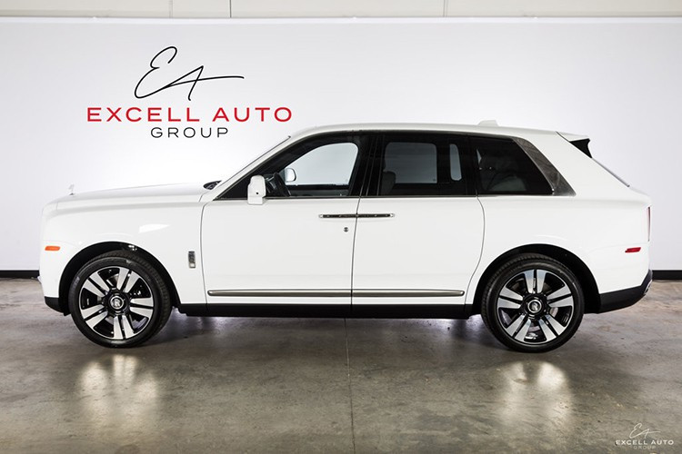 Đối với chiếc SUV siêu sang Rolls-Royce Cullinan này, xe sở hữu nước sơn ngoại thất màu trắng English White tinh khôi theo đúng sở thích của đại gia Minh Nhựa. Hiện tại, chưa rõ đây là xe được nhập khẩu chính hãng hay xe nhập tư nhưng theo dự đoán, nhiều khả năng xe được nhập theo diện chính hãng bởi trước đó, các mẫu xe của vị đại gia ngành nhựa này cũng đa phần được mua thông qua các đơn vị phân phối chính hãng tại Việt Nam. 