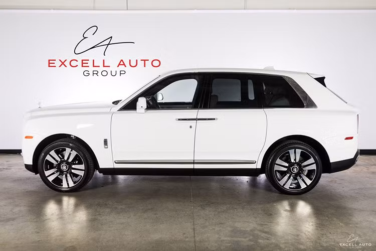 Đối với chiếc SUV siêu sang Rolls-Royce Cullinan này, xe sở hữu nước sơn ngoại thất màu trắng English White tinh khôi theo đúng sở thích của đại gia Minh Nhựa. Hiện tại, chưa rõ đây là xe được nhập khẩu chính hãng hay xe nhập tư nhưng theo dự đoán, nhiều khả năng xe được nhập theo diện chính hãng bởi trước đó, các mẫu xe của vị đại gia ngành nhựa này cũng đa phần được mua thông qua các đơn vị phân phối chính hãng tại Việt Nam. 