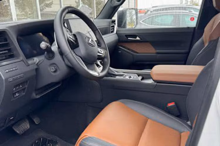 Xe được trang bị bảng đồng hồ kỹ thuật số 12,3 inch, màn hình cảm ứng trung tâm 14 inch, hỗ trợ Apple CarPlay/Android Auto không dây và màn hình hiển thị thông tin kính lái HUD. Gói tính năng trợ lái nâng cao Lexus Safety Sense+ 3.0 cũng được trang bị cho Lexus GX 550 2024.