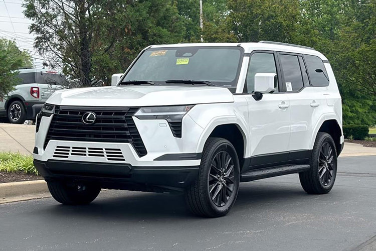 Sau khi bị bắt gặp khi đang được chuyên chở trên xe vận chuyển tại Việt Nam, mới đây, nhân viên đại lý cho biết Lexus GX550 hoàn toàn mới sẽ ra mắt chính thức thị trường Việt vào ngày 25/6 tới đây.