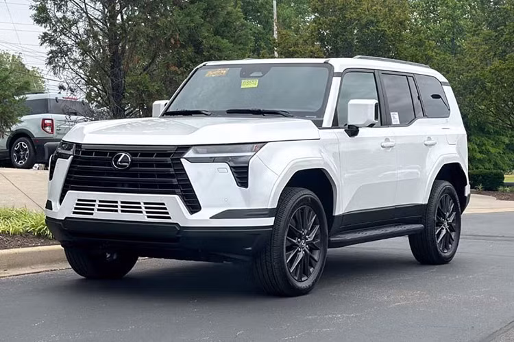 Sau khi bị bắt gặp khi đang được chuyên chở trên xe vận chuyển tại Việt Nam, mới đây, nhân viên đại lý cho biết Lexus GX550 hoàn toàn mới sẽ ra mắt chính thức thị trường Việt vào ngày 25/6 tới đây.