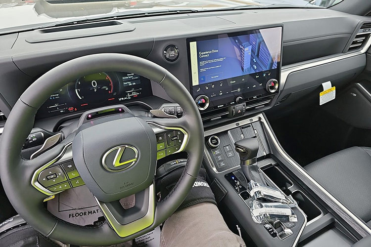 Bên trong Lexus GX 550 2024 là không gian nội thất có 2 cấu hình chỗ ngồi, bao gồm 2+2+2 và 2+3+2. Trong đó, bản 6 chỗ sẽ được trang bị 2 ghế thương gia ở giữa. Ngoài ra xe cũng có những trang bị như ghế bọc da semi-aniline pha NuLuxe, ghế trước sưởi ấm/thông gió tiêu chuẩn...