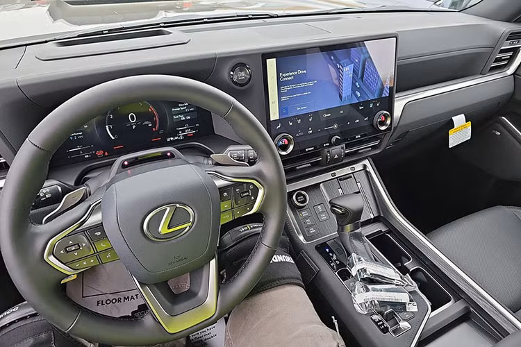 Bên trong Lexus GX 550 2024 là không gian nội thất có 2 cấu hình chỗ ngồi, bao gồm 2+2+2 và 2+3+2. Trong đó, bản 6 chỗ sẽ được trang bị 2 ghế thương gia ở giữa. Ngoài ra xe cũng có những trang bị như ghế bọc da semi-aniline pha NuLuxe, ghế trước sưởi ấm/thông gió tiêu chuẩn...