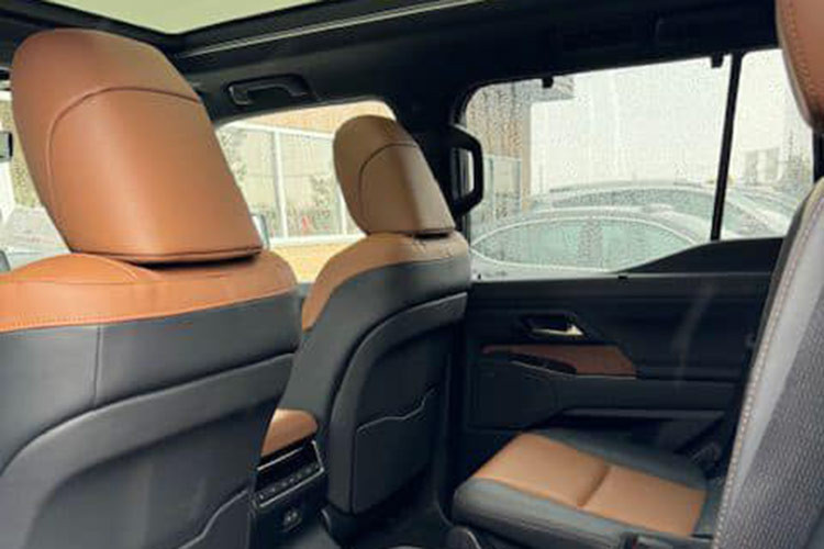 Lexus GX 2024 sử dụng động cơ có tên mã V35A-FTS, loại V6 3.5L tăng áp kép, cho công suất 349 mã lực và mô-men xoắn 650 Nm, kết hợp hộp số tự động 10 cấp. Trong khi bản cũ dùng động cơ V8, công suất chỉ 292 mã lực và mô-men xoắn 438 Nm, hộp số tự động 6 cấp. Mâm thiết kế mới, kích thước 22 inch đi cùng lốp 265/50.