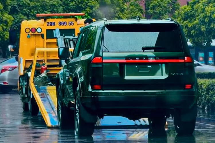 Chiều dài cơ sở của Lexus GX550 tại Việt Nam là 2.850 mm. Con số này cao hơn 125 mm về chiều dài, 229 mm về chiều cao và 30 - 50 mm so với thế hệ trước. Chiều dài cơ sở tăng thêm 61 mm. Ngoại hình tổng thể của xe có phần giống với Land Cruiser Prado hoàn toàn mới, góc cạnh và vuông vức đậm chất địa hình hơn.