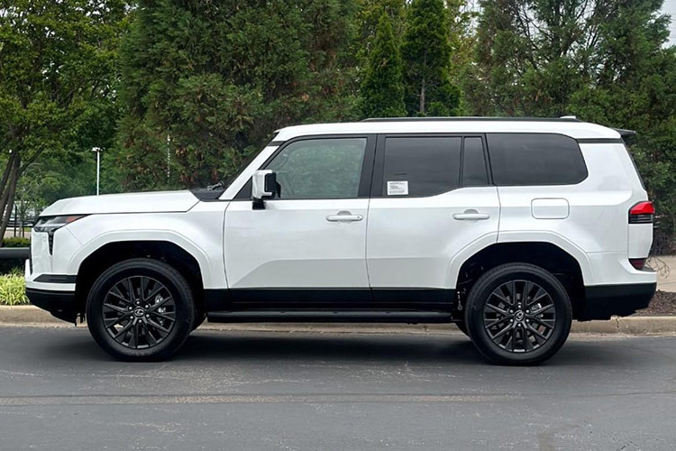 Phần đầu xe được trang bị lưới tản nhiệt con suốt nhưng tinh chỉnh tạo sự khác biệt so với các sản phẩm của Lexus hiện nay. Cụm đèn pha LED với dải đèn ban ngày chạy ngang. Phần đuôi xe nổi bật với cụm đèn hậu LED kéo dài sang hai bên.