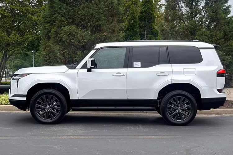 Phần đầu xe được trang bị lưới tản nhiệt con suốt nhưng tinh chỉnh tạo sự khác biệt so với các sản phẩm của Lexus hiện nay. Cụm đèn pha LED với dải đèn ban ngày chạy ngang. Phần đuôi xe nổi bật với cụm đèn hậu LED kéo dài sang hai bên.