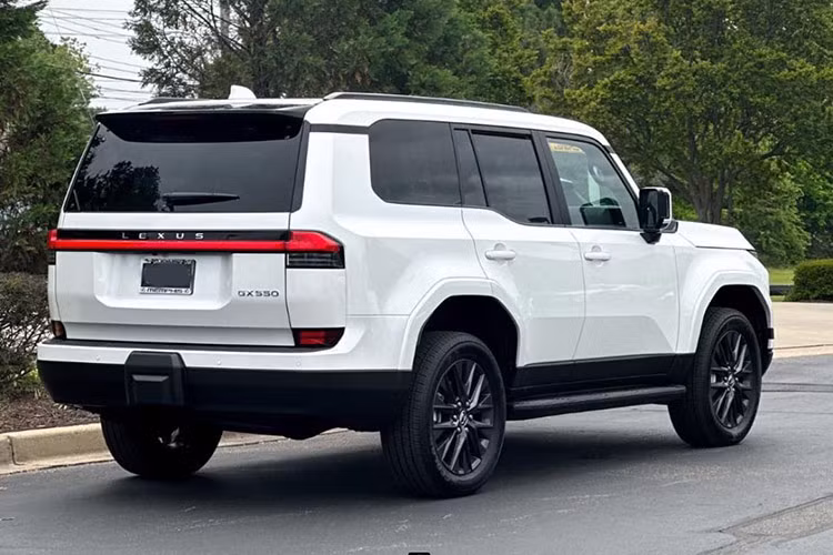 Nguồn tin từ đại lý tiết lộ rằng, Lexus GX 2024 mới sẽ chỉ có một lựa chọn duy nhất là phiên bản GX550. Giá xe Lexus GX550 2024 tạm tính khoảng 5,97 tỷ đồng, tương đương với giá của Lexus GX 460 hiện đang được phân phối chính hãng tại Việt Nam.